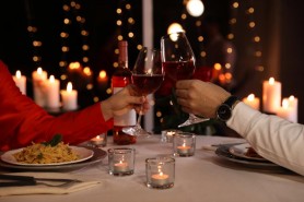 A violat o adolescentă, apoi a invitat-o la cină alături de iubita lui